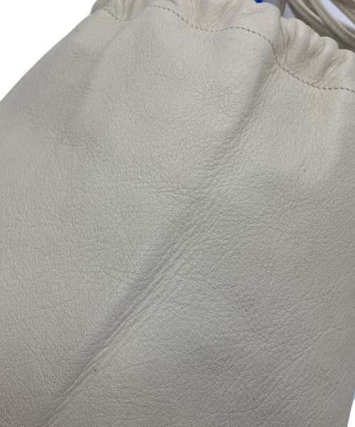 AURALEE（オーラリー）AURALEE (オーラリー) LEATHER SQUARE STRING POUCH アイボリーの古着・服飾アイテム