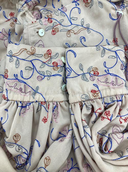 maturely（マチュアリー）maturely (マチュアリー) Embroidery Cut off Ruffle Blouse ピンクの古着・服飾アイテム