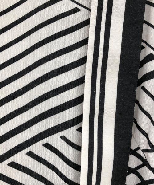 ADORE（アドーア）ADORE (アドーア) オプティカルプリントワンピース アイボリー サイズ:表記無しの古着・服飾アイテム