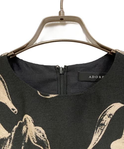 ADORE（アドーア）ADORE (アドーア) モノトーンビッグフラワーワンピース ブラック サイズ:SAMPLE品の古着・服飾アイテム