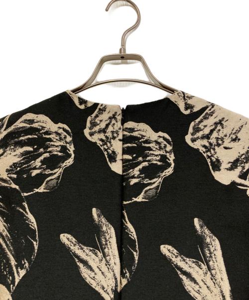 ADORE（アドーア）ADORE (アドーア) モノトーンビッグフラワーワンピース ブラック サイズ:SAMPLE品の古着・服飾アイテム