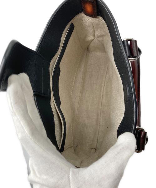 Berluti（ベルルッティ）Berluti (ベルルッティ) Toujours Gulliver カリグラフィ スクリット 2WAYショルダーバッグ ブラウンの古着・服飾アイテム