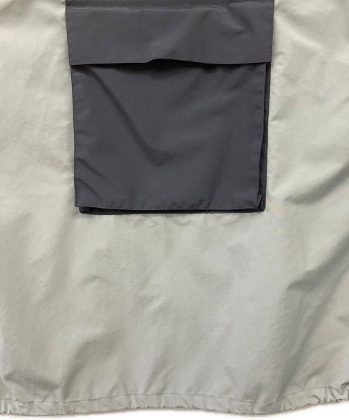 SYUMAN.（シュウマン）SYUMAN. (シュウマン) ナイロンフーデッドジャケット グレー×ベージュ サイズ:１の古着・服飾アイテム
