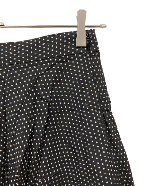 J&M DAVIDSON（ジェイ＆エム デヴィッドソン）J&M DAVIDSON (ジェイ＆エム デヴィッドソン) ロゴ ドット プリント タックスカート ブラック サイズ:6の古着・服飾アイテム
