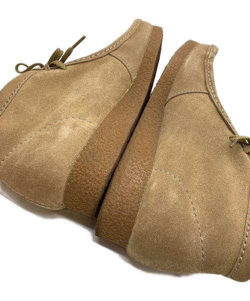 CLARKS（クラークス）CLARKS (クラークス) ワラビーシューズ ベージュ サイズ:27.5の古着・服飾アイテム