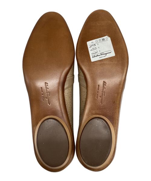 Salvatore Ferragamo（サルヴァトーレ フェラガモ）Salvatore Ferragamo (サルヴァトーレ フェラガモ) AUDREYフラットパンプス ベージュ サイズ:8の古着・服飾アイテム