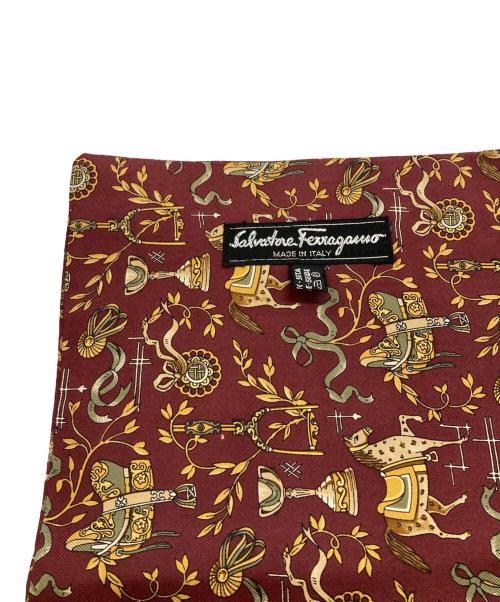 Salvatore Ferragamo（サルヴァトーレ フェラガモ）Salvatore Ferragamo (サルヴァトーレ フェラガモ) 総柄シルクスカーフ ブラウンの古着・服飾アイテム
