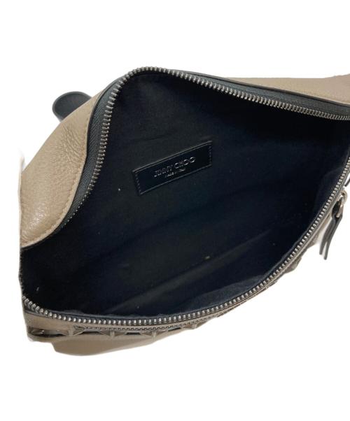 JIMMY CHOO（ジミーチュウ）JIMMY CHOO (ジミーチュウ) スタッズボディバッグ ベージュ×ブラックの古着・服飾アイテム