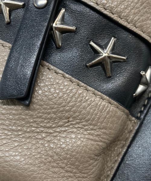 JIMMY CHOO（ジミーチュウ）JIMMY CHOO (ジミーチュウ) スタッズボディバッグ ベージュ×ブラックの古着・服飾アイテム