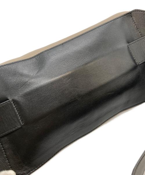 JIMMY CHOO（ジミーチュウ）JIMMY CHOO (ジミーチュウ) スタッズボディバッグ ベージュ×ブラックの古着・服飾アイテム