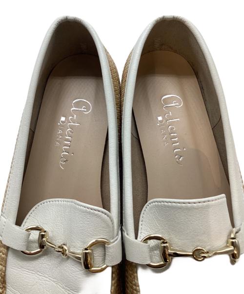 artemis by DIANA（アルテミスバイダイアナ）artemis by DIANA (アルテミスバイダイアナ) ビットローファー ホワイト×ベージュ サイズ:24cmの古着・服飾アイテム