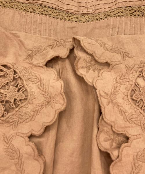 SHIPS any（シップスエニィ）SHIPS any (シップスエニィ) スカラップ カットワーク レース ピンタック ブラウス ブラウン サイズ:FREE 未使用品の古着・服飾アイテム