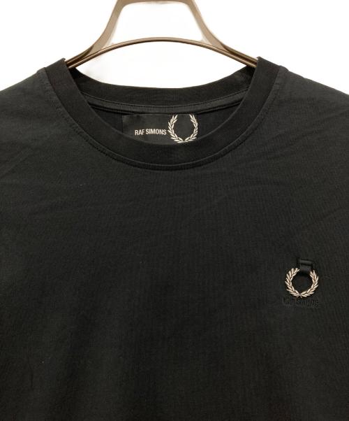 FRED PERRY（フレッドペリー）FRED PERRY (フレッドペリー) RAF SIMONS (ラフシモンズ) Tシャツ ブラック サイズ:Mの古着・服飾アイテム