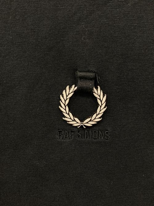 FRED PERRY（フレッドペリー）FRED PERRY (フレッドペリー) RAF SIMONS (ラフシモンズ) Tシャツ ブラック サイズ:Mの古着・服飾アイテム