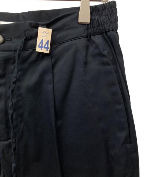 Brilla per il gusto（ブリッラ ペル イルグースト）Brilla per il gusto (ブリッラ ペル イルグースト) giabsarchivio (ジャブス アルキヴィオ) 別注 ストレッチコットン ツイル 1プリーツ ドローコード スラックス ネイビー サイズ:44の古着・服飾アイテム