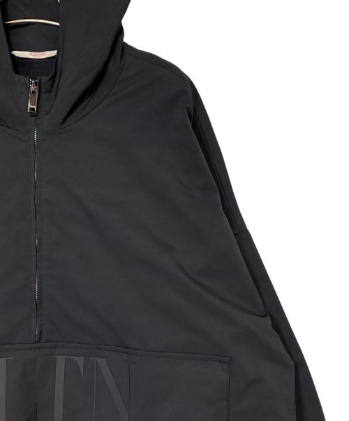VALENTINO（ヴァレンティノ）VALENTINO (ヴァレンティノ) VLTN プルオーバージャケット ブラック サイズ:46の古着・服飾アイテム