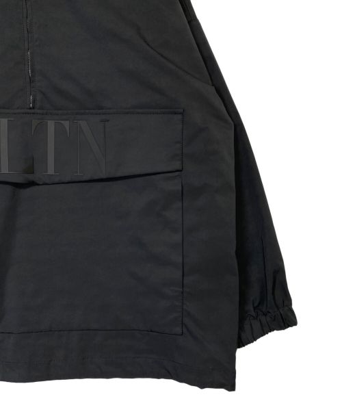 VALENTINO（ヴァレンティノ）VALENTINO (ヴァレンティノ) VLTN プルオーバージャケット ブラック サイズ:46の古着・服飾アイテム
