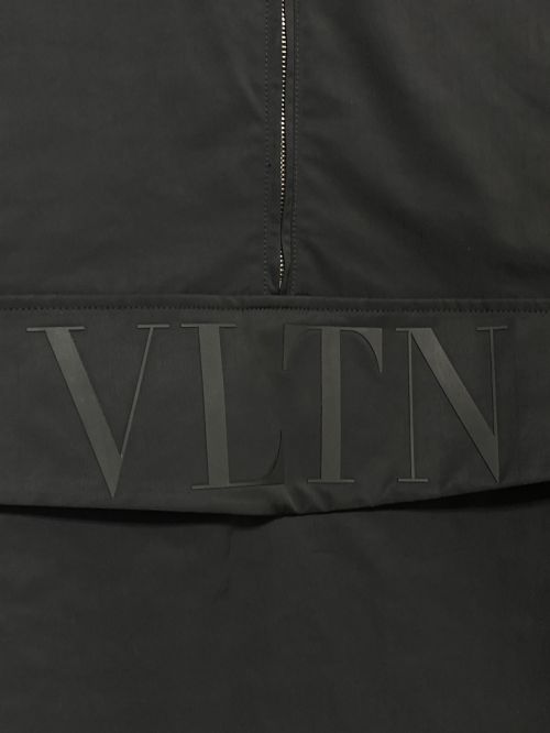 VALENTINO（ヴァレンティノ）VALENTINO (ヴァレンティノ) VLTN プルオーバージャケット ブラック サイズ:46の古着・服飾アイテム