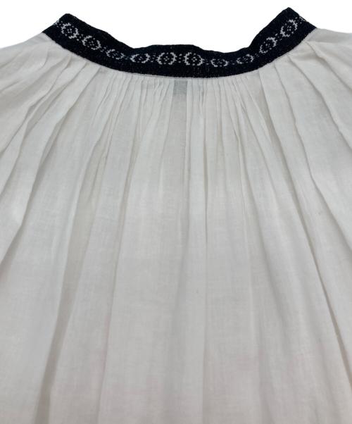 R&D.M.Co-OLDMAN'S TAILOR（オールドマンズテイラー）R&D.M.Co-OLDMAN'S TAILOR (オールドマンズテイラー) エンブロイダリーカディコットンタックブラウス ホワイト サイズ:FREEの古着・服飾アイテム