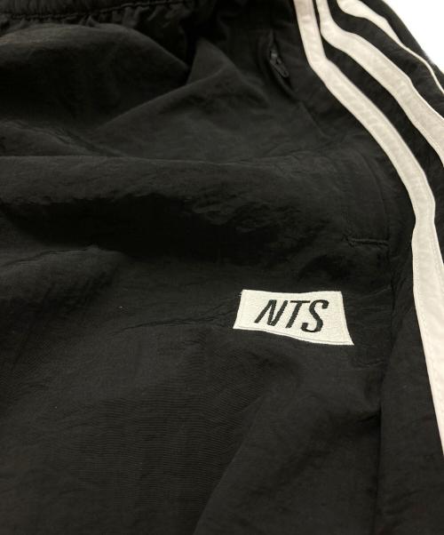 adidas（アディダス）adidas (アディダス) NTS Radio (NTSラジオ) ナイロントラックパンツ ブラック サイズ:XLの古着・服飾アイテム