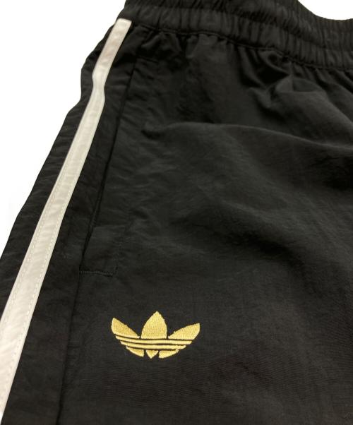 adidas（アディダス）adidas (アディダス) NTS Radio (NTSラジオ) ナイロントラックパンツ ブラック サイズ:XLの古着・服飾アイテム