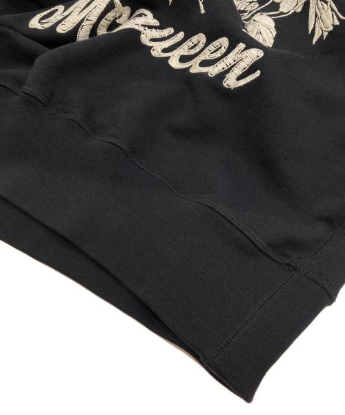 ALEXANDER McQUEEN（アレキサンダーマックイーン）ALEXANDER McQUEEN (アレキサンダーマックイーン) フローラススカル刺繍スウェット ブラック サイズ:Sの古着・服飾アイテム