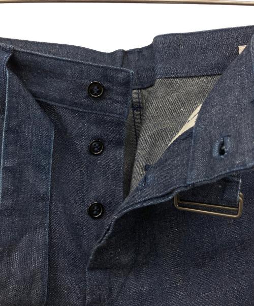 COMOLI（コモリ）COMOLI (コモリ) ベルテッド デニムパンツ インディゴの古着・服飾アイテム