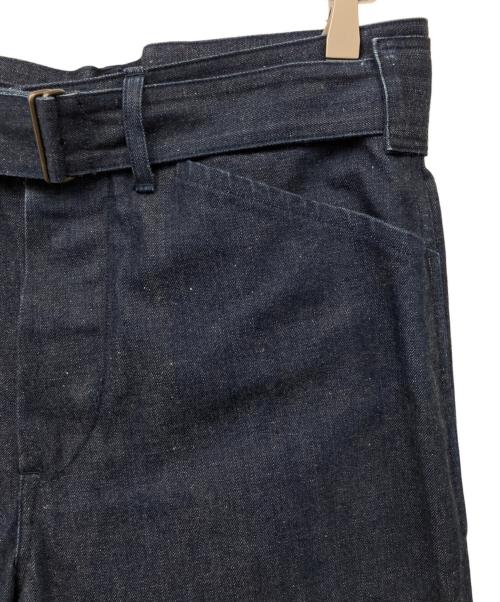 COMOLI（コモリ）COMOLI (コモリ) ベルテッド デニムパンツ インディゴの古着・服飾アイテム