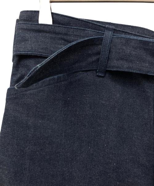 COMOLI（コモリ）COMOLI (コモリ) ベルテッド デニムパンツ インディゴの古着・服飾アイテム