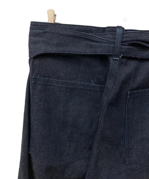 COMOLI（コモリ）COMOLI (コモリ) ベルテッド デニムパンツ インディゴの古着・服飾アイテム
