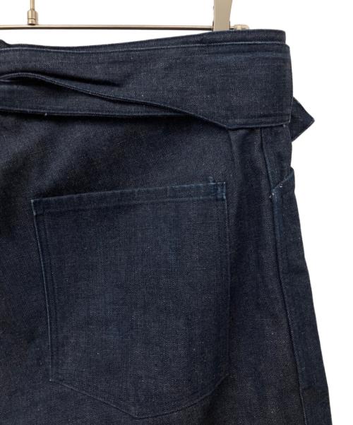 COMOLI（コモリ）COMOLI (コモリ) ベルテッド デニムパンツ インディゴの古着・服飾アイテム