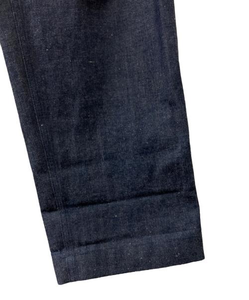COMOLI（コモリ）COMOLI (コモリ) ベルテッド デニムパンツ インディゴの古着・服飾アイテム