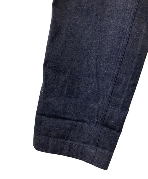 COMOLI（コモリ）COMOLI (コモリ) ベルテッド デニムパンツ インディゴの古着・服飾アイテム
