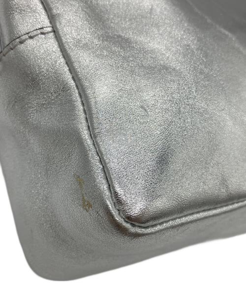 J&M DAVIDSON（ジェイ＆エム デヴィッドソン）J&M DAVIDSON (ジェイ＆エム デヴィッドソン) リップスティックポシェット シルバーの古着・服飾アイテム