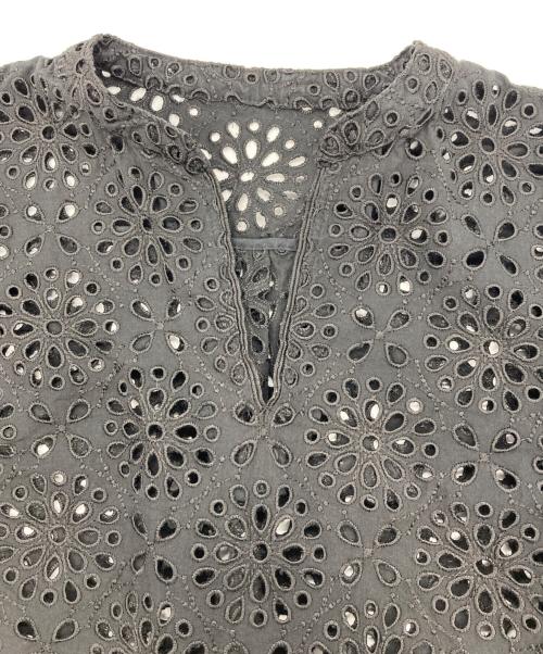 BALLSEY（ボールジィ）BALLSEY (ボールジィ) サークルフラワーエンブロイダリー キーネックブラウス ブラック サイズ:36の古着・服飾アイテム