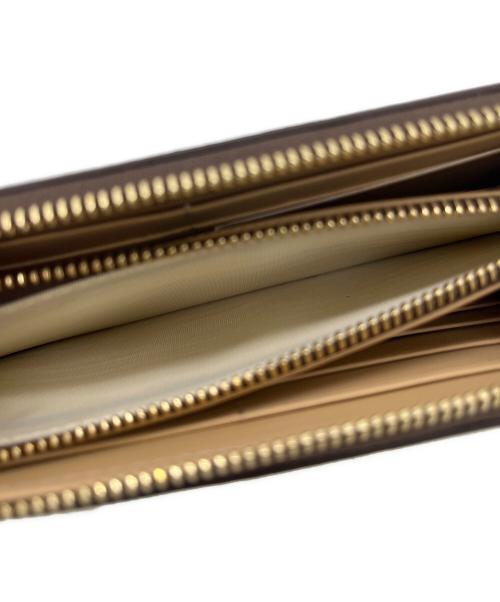 J&M DAVIDSON（ジェイ＆エム デヴィッドソン）J&M DAVIDSON (ジェイ＆エム デヴィッドソン) ELONGATED ZIP WALLET ゴールドの古着・服飾アイテム