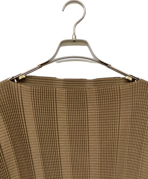 me ISSEY MIYAKE（ミーイッセイ ミヤケ）me ISSEY MIYAKE (ミーイッセイ ミヤケ) プリーツカットソー ブラウン サイズ:FREEの古着・服飾アイテム