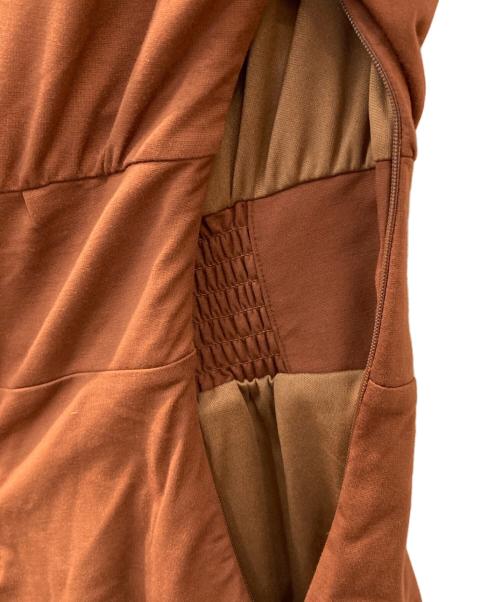 anuans（アニュアンス）anuans (アニュアンス) ワンショルダードレープカットワンピース ブラウン サイズ:S 未使用品の古着・服飾アイテム