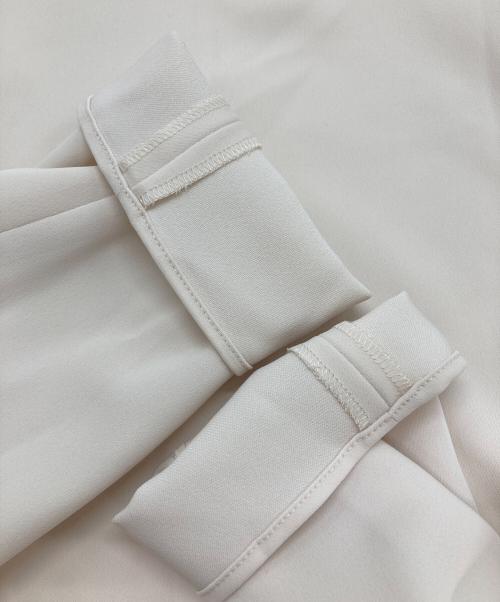 Noble（ノーブル）Noble (ノーブル) バウンスサテンドレープショルダーブラウス オフホワイト サイズ:FREEの古着・服飾アイテム