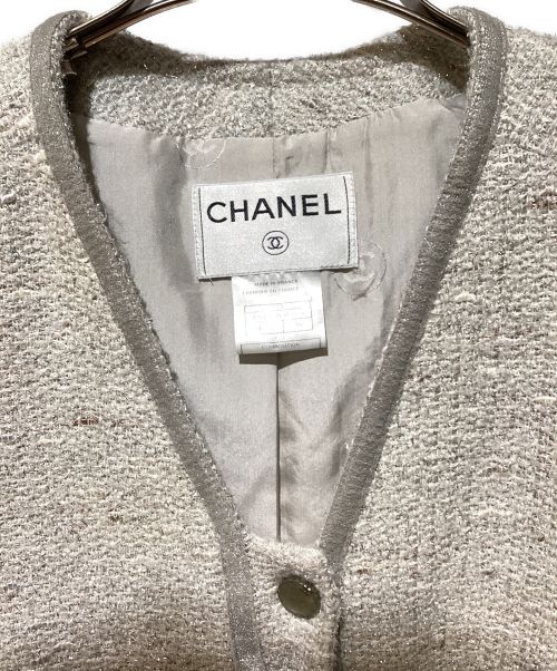 CHANEL（シャネル）CHANEL (シャネル) Coco Button No Collar Tweed Jacket（ココボタンノーカラーツイードジャケット） ライトグレー サイズ:36の古着・服飾アイテム