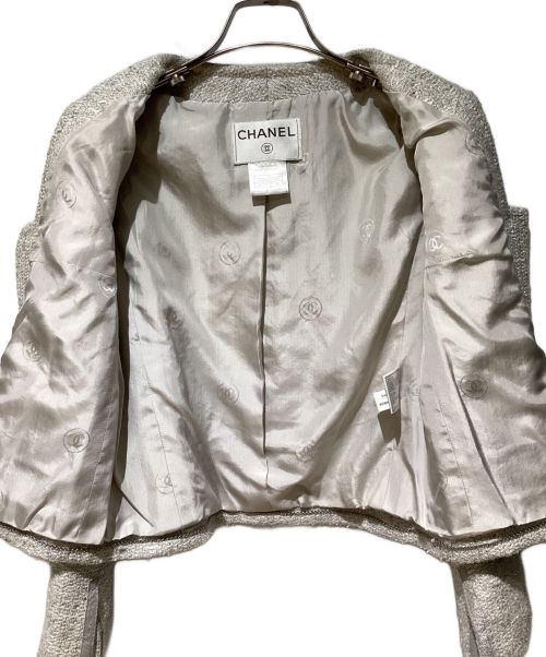CHANEL（シャネル）CHANEL (シャネル) Coco Button No Collar Tweed Jacket（ココボタンノーカラーツイードジャケット） ライトグレー サイズ:36の古着・服飾アイテム