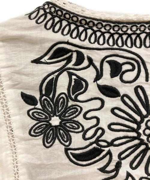 SLOBE IENA（スローブ イエナ）SLOBE IENA (スローブ イエナ) ﾌﾗﾜｰ刺繍ﾍﾟﾌﾟﾗﾑﾌﾞﾗｳｽ ホワイト サイズ:FREEの古着・服飾アイテム