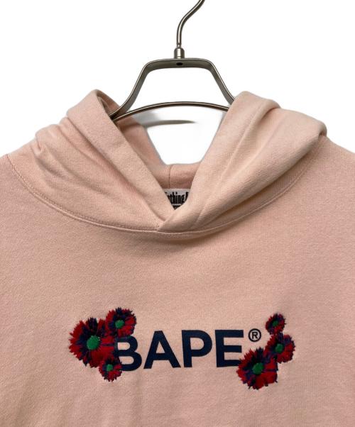 A BATHING APE（アベイシングエイプ）A BATHING APE (アベイシングエイプ) 刺繍クロップドパーカー ピンク サイズ:Freeの古着・服飾アイテム