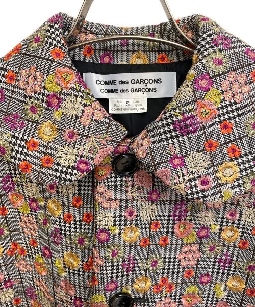 COMME des GARCONS COMME des GARCONS（コムデギャルソン コムデギャルソン）COMME des GARCONS COMME des GARCONS (コムデギャルソン コムデギャルソン) 花柄 丸襟刺繍コート グレー サイズ:Sの古着・服飾アイテム
