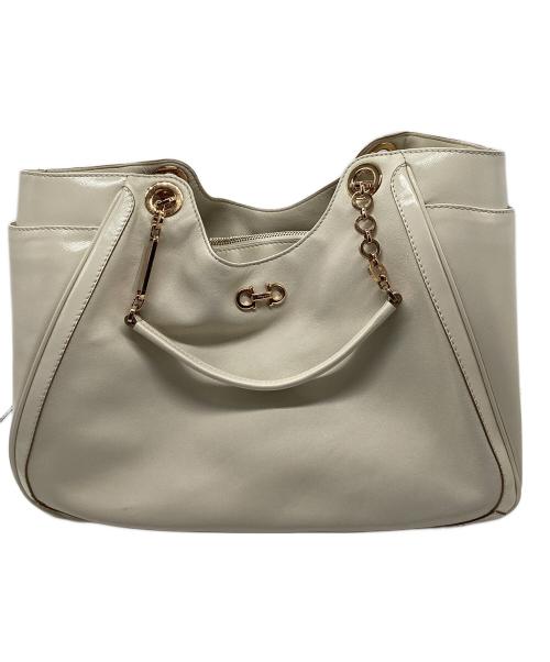 Salvatore Ferragamo（サルヴァトーレ フェラガモ）Salvatore Ferragamo (サルヴァトーレ フェラガモ) チェーントートバッグ アイボリーの古着・服飾アイテム
