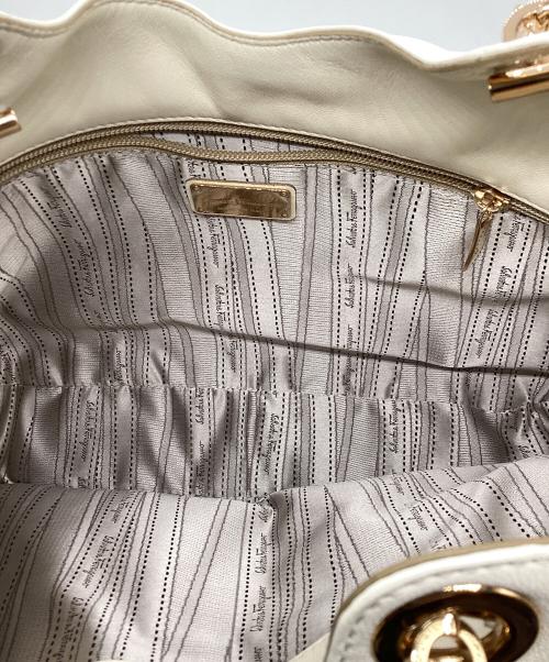 Salvatore Ferragamo（サルヴァトーレ フェラガモ）Salvatore Ferragamo (サルヴァトーレ フェラガモ) チェーントートバッグ アイボリーの古着・服飾アイテム