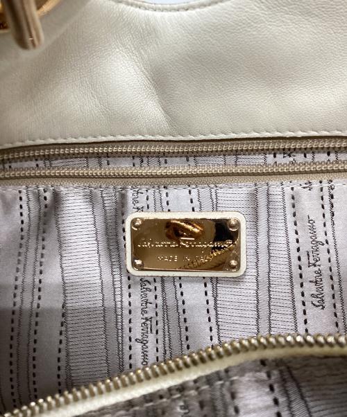 Salvatore Ferragamo（サルヴァトーレ フェラガモ）Salvatore Ferragamo (サルヴァトーレ フェラガモ) チェーントートバッグ アイボリーの古着・服飾アイテム