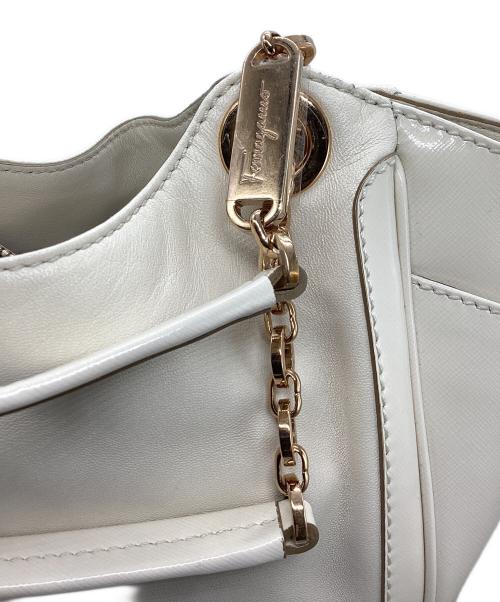 Salvatore Ferragamo（サルヴァトーレ フェラガモ）Salvatore Ferragamo (サルヴァトーレ フェラガモ) チェーントートバッグ アイボリーの古着・服飾アイテム