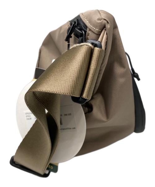 ear PAPILLONNER（イアパピヨネ）ear PAPILLONNER (イアパピヨネ) BURLAP OUTFITTER (バーラップアウトフィッター) レザーフラップジップショルダーバッグ ベージュ 未使用品の古着・服飾アイテム