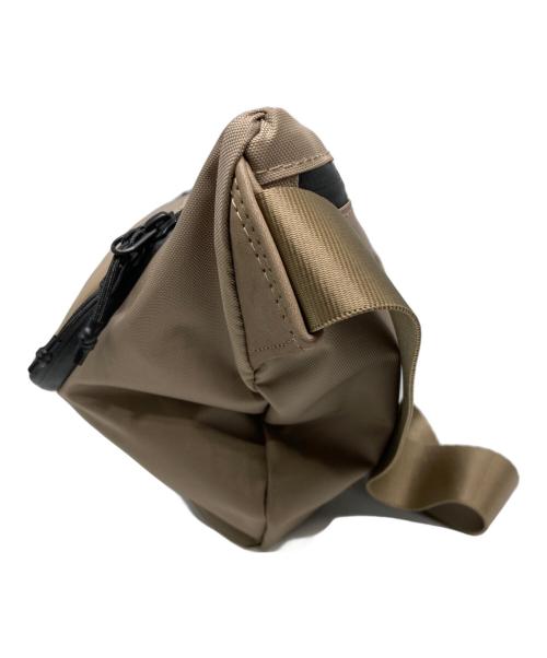 ear PAPILLONNER（イアパピヨネ）ear PAPILLONNER (イアパピヨネ) BURLAP OUTFITTER (バーラップアウトフィッター) レザーフラップジップショルダーバッグ ベージュ 未使用品の古着・服飾アイテム